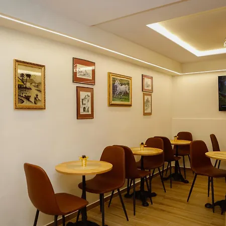 Petite Maison Hermes 3* טיראנה