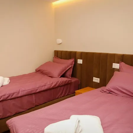 Petite Maison Hermes 3* טיראנה