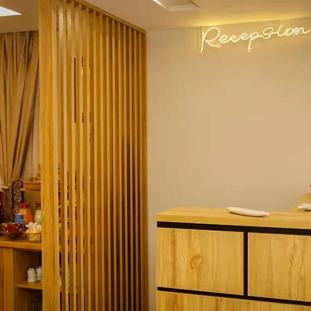 Petite Maison Hermes 3* טיראנה