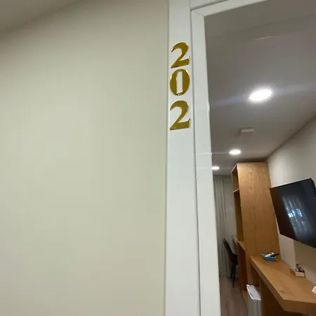 Petite Maison Hermes 3* טיראנה