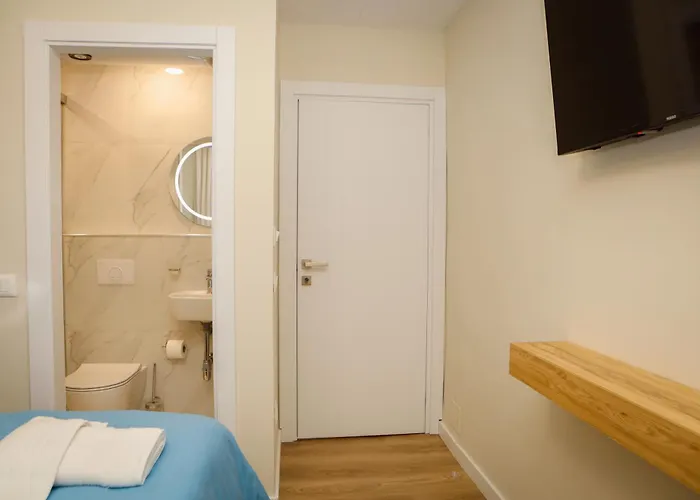 Petite Maison Hermes Center 酒店 地拉那