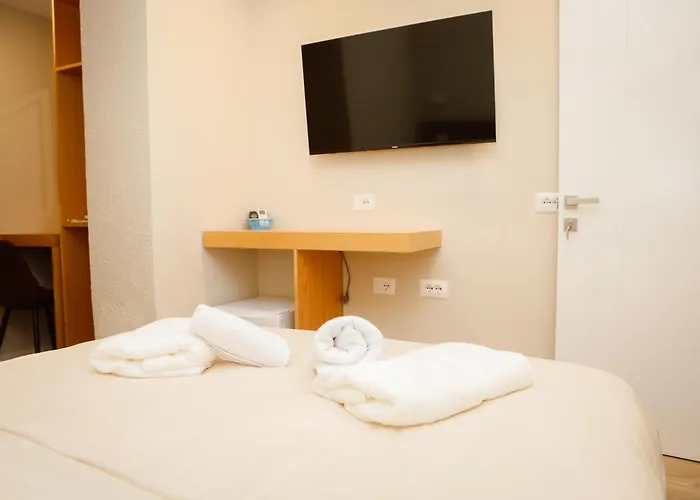 Petite Maison Hermes Center 티라나