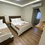 Petite Maison Hermes Center 3* تيرانا