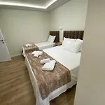 فندق Petite Maison Hermes Center 3*