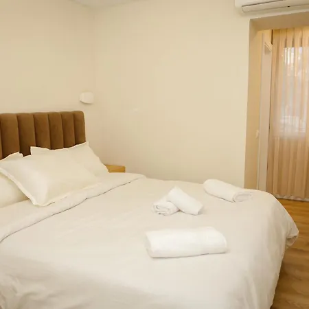 Petite Maison Hermes Center 3* Tirana