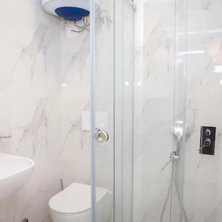 Petite Maison Hermes Center 酒店 3*