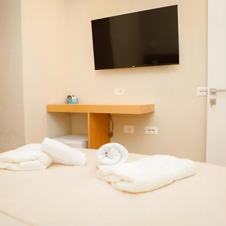 Petite Maison Hermes Center 地拉那