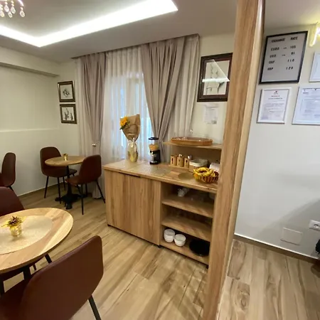 Petite Maison Hermes Center Тирана