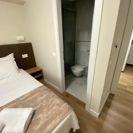 Petite Maison Hermes Center 3* Тирана