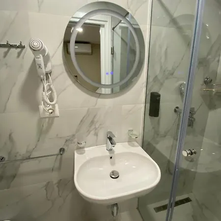 Отель Petite Maison Hermes Center Тирана