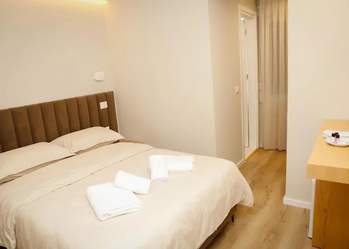 Petite Maison Hermes Center 地拉那