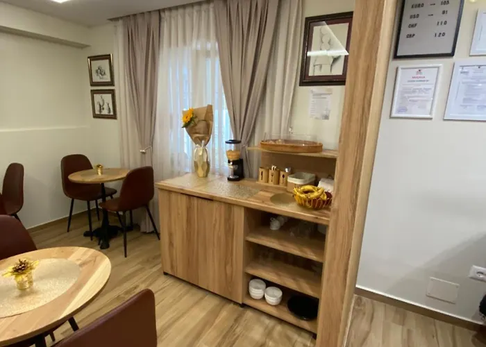 Petite Maison Hermes Center 地拉那