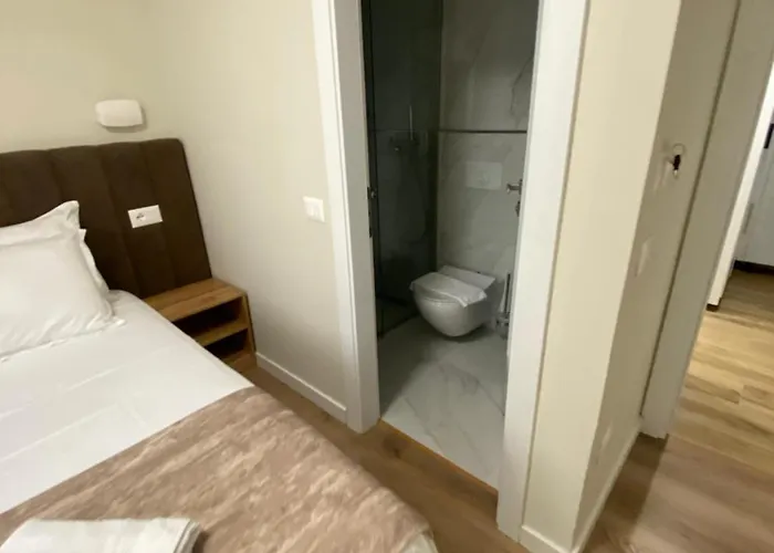 Petite Maison Hermes Center 3* 地拉那