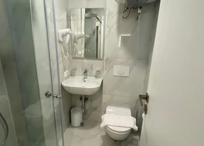 Petite Maison Hermes Center 酒店 3*