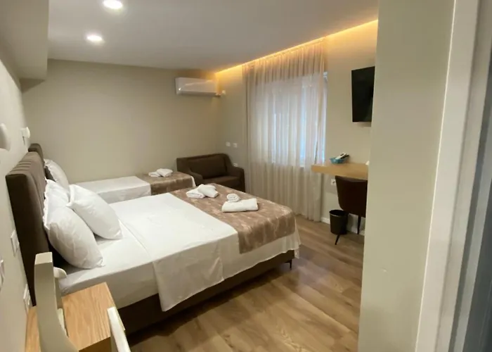 Petite Maison Hermes Center 3* Tirana