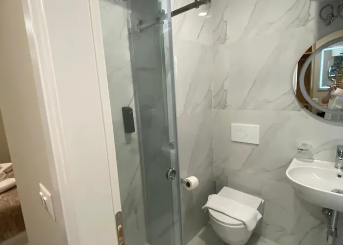 Petite Maison Hermes Center 酒店 地拉那